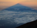 ご来光を見て、ふと真後ろを振り返ると、富士山の影が雲海に浮かんでいました。影富士というらしいです。